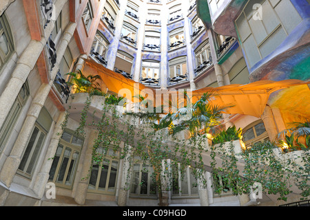 Innenhof mit Treppen, Casa Milà, entworfen von Antoni GAUDI, UNESCO-Weltkulturerbe, Barcelona, Katalonien, Spanien, Europa Stockfoto