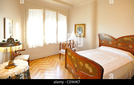 Schlafzimmer, Musterwohnung, Museum, Casa Milà, entworfen von Antoni GAUDI, UNESCO-Weltkulturerbe, Barcelona, Katalonien, Spanien Stockfoto