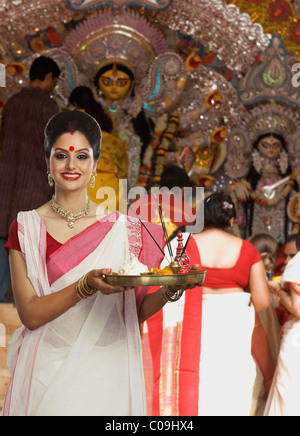 Frau hält ein Pooja Thali Durga Puja Festival Stockfoto