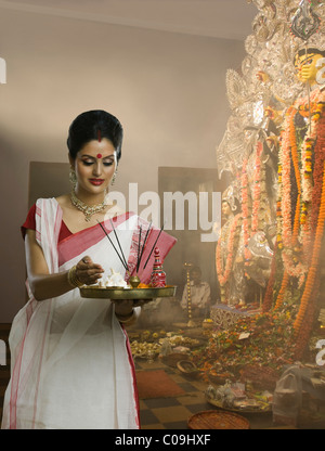 Frau hält ein Pooja Thali Durga Puja Festival Stockfoto