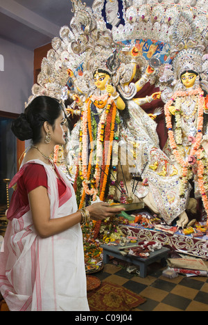 Frau hält ein Pooja Thali Durga Puja Festival Stockfoto