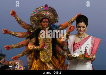 Frau hält ein Pooja Thali Durga Puja Festival Stockfoto