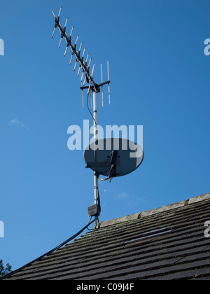 Digitales Satellitenfernsehen arial auf einem Dach Stockfoto