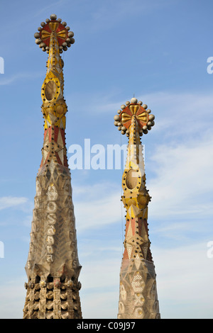 Der Norden Wehrtürme, Basilika Temple Expiatori De La Sagrada Família, Expiatory Kirche der Heiligen Familie, entwickelt den Stockfoto