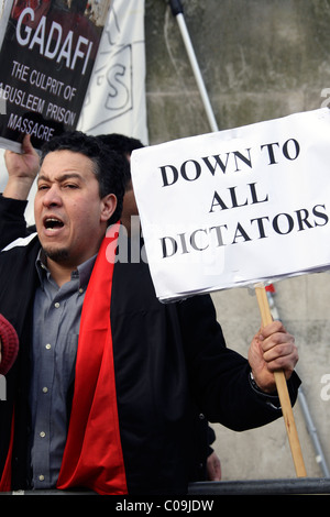Anti-Oberst Gaddafi Demonstrator an der libyschen Botschaft in London Stockfoto