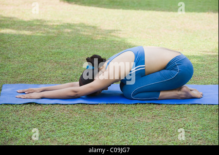 Frau tut Utthita Balasana (Extended Kindes Pose) Stockfoto