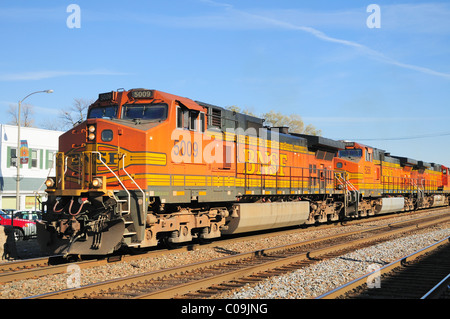 Burlington Northern Santa Fe #5009 führt einen Güterzug Richtung Westen aus der Gegend von Chicago. Berwyn, Illinois. Stockfoto