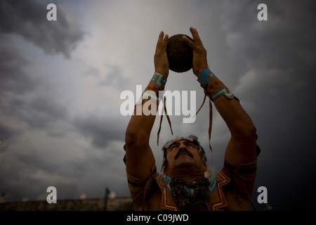 Ein Maya-Ball-Spieler führt eine Ritual, die von den Göttern um Erlaubnis fragt, vor dem Spiel in Chapab Dorf in Yucatan stand ich Stockfoto