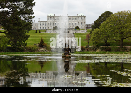 Teich mit Springbrunnen, Powerscourt Garden, Garten und Powerscourt House, County Wicklow, Republik von Irland, britische Inseln, Europa Stockfoto