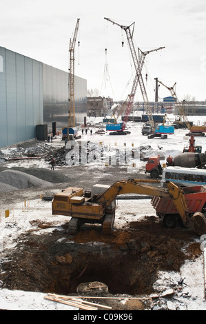 Neue Fabrik Kontraktion mit Fahrzeugen. Baustelle vor Workshop. Fahrzeugtechnik auf der Baustelle. Winter Stockfoto