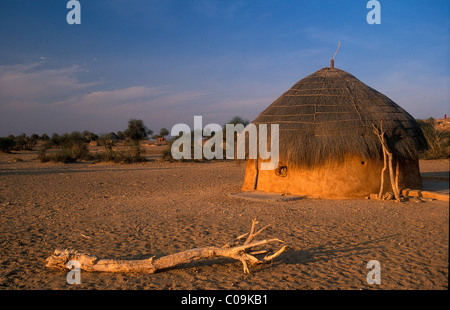 Hausgemachte von Sand und Kuhmist mit Strohdach, Thar-Wüste, Rajasthan, Indien, Asien Stockfoto