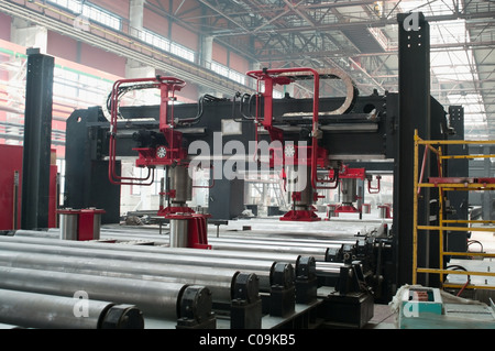 Kaltwalzen Abteilung in der Eisenmetallurgie Fabrik mit Hardware unter Dach und bilden rollt. Stockfoto