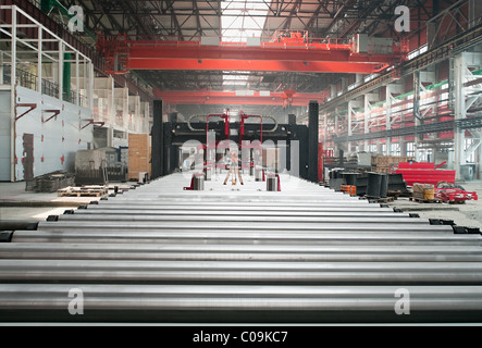 Kaltwalzen Abteilung in der Eisenmetallurgie Fabrik mit Hardware unter Dach und bilden rollt. Stockfoto