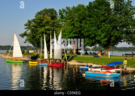 Bunte Segelboote im Hafen von Prien am See Chiemsee, Chiemgau, Bayern, Deutschland, Europa Stockfoto