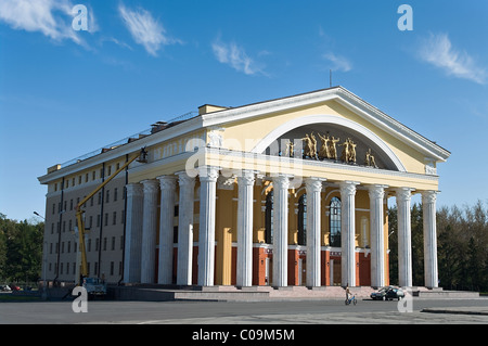 Sehenswürdigkeiten, Straße und Gebäude von Petrosawodsk, Karelien, Russland. Petrozavodsk Drama Theatergebäude Stockfoto