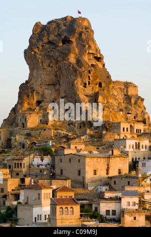 Morgenlicht auf dem Burgfelsen von Ortahisar, Kappadokien, Anatolien, Türkei, Asien Stockfoto