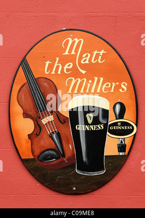 Pub, Matt The Millers, mit Werbung für Bier Guinness, Kilkenny, Grafschaft Kilkenny, Irland, die britischen Inseln, Europa Stockfoto