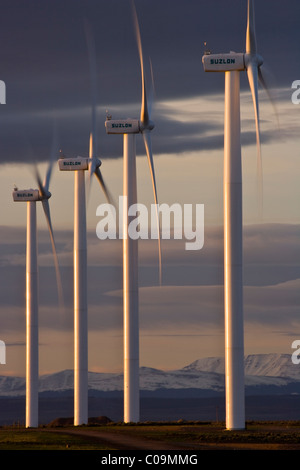 Windräder und Uinta Hochgebirge in einen Windpark in südlichen Wyoming. Stockfoto