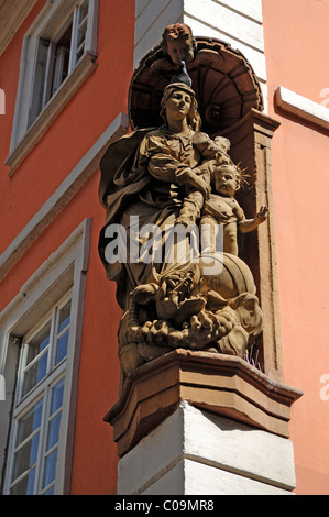 Statuen von Heiligen, Maria und Kind Christus, Gruppe mit Baldachin an der Ecke von einem Haus, Hauptstrasse 137, Heidelberg Stockfoto