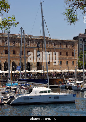 Yachten im Hafen Vell, vor dem Museum Muse Historia de Catalunya für katalanische Geschichte, Barcelona, Katalonien, Spanien, Europa Stockfoto