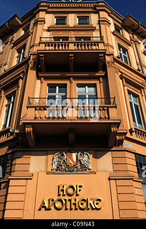 Haus und königliche Wappen der alte Hof-Apotheke, Sofienstrasse 11, Heidelberg, Baden-Württemberg, Deutschland, Europa Stockfoto