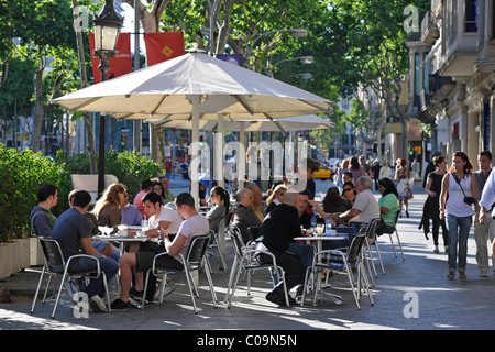 Straßencafés, Boulevard Passeig de Gracia, Barcelona, Katalonien, Spanien, Europa Stockfoto