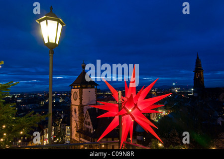 Winterliche festliche Panoramablick von der historischen Stadt von Freiburg Im Breisgau, Baden-Württemberg, Deutschland, Europa Stockfoto