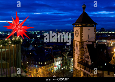 Winterliche festliche Panoramablick von der historischen Stadt von Freiburg Im Breisgau, Baden-Württemberg, Deutschland, Europa Stockfoto