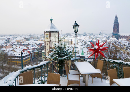 Winterliche festliche Panoramablick von der historischen Stadt von Freiburg Im Breisgau, Baden-Württemberg, Deutschland, Europa Stockfoto