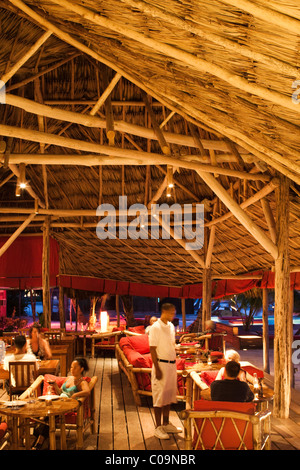 Das Innere der ein Stroh-Restaurant in einem Strandresort. Stockfoto