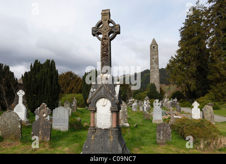 Hoch Kreuz, runden Turm und Friedhof Ort in Glendalough Kloster, Bergen County, Irland, britische Inseln Stockfoto