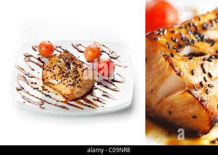 Gebratener Fisch auf weißen Teller mit Tomaten Kirschen Stockfoto