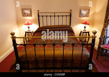 Doppelbett im Bed And Breakfast in Olde Bäckerei, Kinsale, County Cork, Irland, britische Inseln, Europa Stockfoto