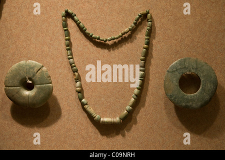 Azteken oder Mexica Schmuck, jade Earspools und jade Neacklace, in dem Nationalmuseum für Anthropologie in Mexiko-Stadt. Stockfoto