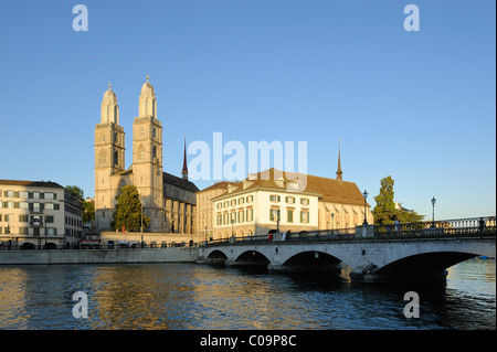 Limmat-Fluss mit dem Grossmuenster Münster und der Muensterbruecke Brücke, Altstadt, Zürich, Schweiz, Europa Stockfoto