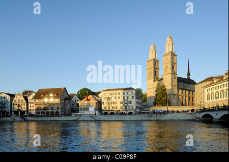 Limmat-Fluss mit dem Grossmuenster Münster und der Muensterbruecke Brücke, Altstadt, Zürich, Schweiz, Europa Stockfoto