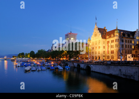 Rathaus mit Fluss Limmat bei Nacht, Zürich, Schweiz, Europa Stockfoto