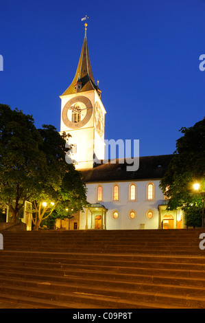 Kirche St. Peterskirche mit dem größten Zifferblatt auf eine Kirche in Europa bei Nacht, Zürich, Schweiz, Europa Stockfoto