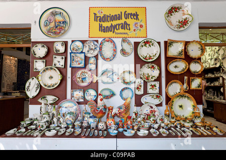 Ein Souvenir-Shop für Keramik, Lindos, Rhodos, Dodekanes, Griechenland, Süd-Europa, Europa Stockfoto