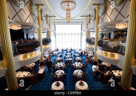 A la Carte Restaurant auf der Color Fantasy-Fähre, auf der Rückseite des Schiffes mit Blick auf das Meer Stockfoto