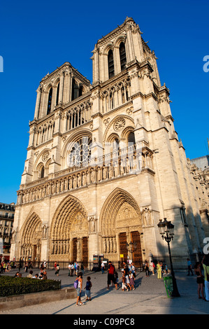 Westfassade oder Hauptfassade der Kathedrale Notre Dame, Paris, Ile de France Region, Frankreich, Europa Stockfoto