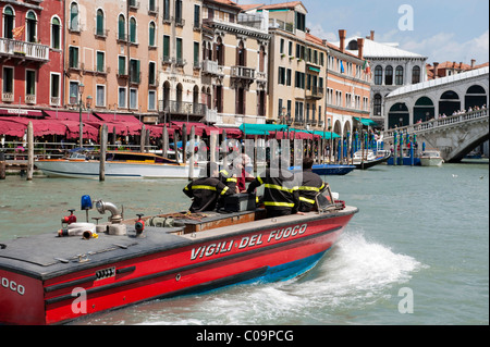 Feuer Boot, Vigili del Fuoco, am Canal Grande vor der Rialto-Brücke, Venedig, Veneto, Italien, Europa Stockfoto