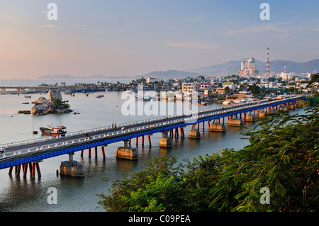 Ansicht von Nha Trang, Xom-Bong-Brücke, Vietnam, Südostasien Stockfoto