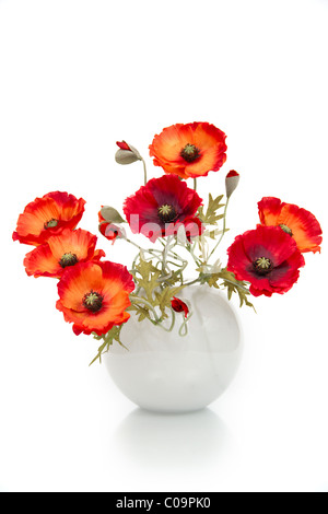 Das Bild des einen Blumenstrauß künstliche Mohnblumen in Vase, isoliert auf weißem Hintergrund. Stockfoto