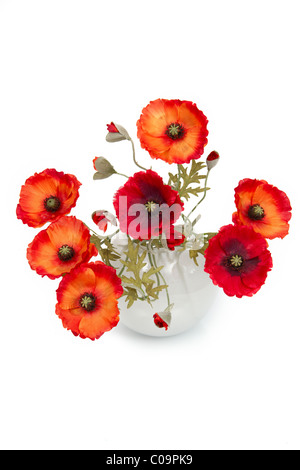 Das Bild des einen Blumenstrauß künstliche Mohnblumen in Vase, isoliert auf weißem Hintergrund. Stockfoto