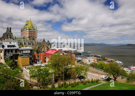 Blick in Richtung Chateau Frontenac, dem Hafen und den St. Lawrence River, Quebec Stadt, Quebec, Kanada Stockfoto