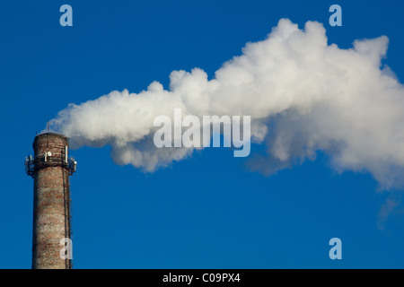 Das Bild einer Fabrik Pipe aus ein Rauch, so dass es gegen den blauen Himmel Stockfoto