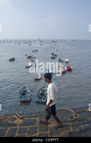 Indien, Bundesstaat Maharashtra, Mumbai (aka Bombay). Einheimischen Fischerbooten entlang das Hafengebiet vor Taj Hotel. Stockfoto