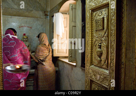 Indien, Bundesstaat Maharashtra, Mumbai (aka Bombay). Innenstadt von Jain-Tempel am Festivaltag. Stockfoto