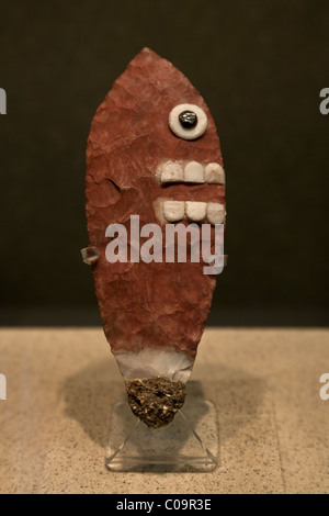 Aztekische Messer mit Gesicht symbolisiert ein Instrument des Opfers, die das auch Leben, Nationalmuseum für Anthropologie in Mexiko-Stadt. Stockfoto